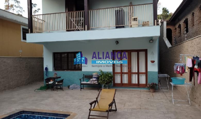 EXCELENTE IMÓVEL  ALTO PADRÃO COM PISCINA