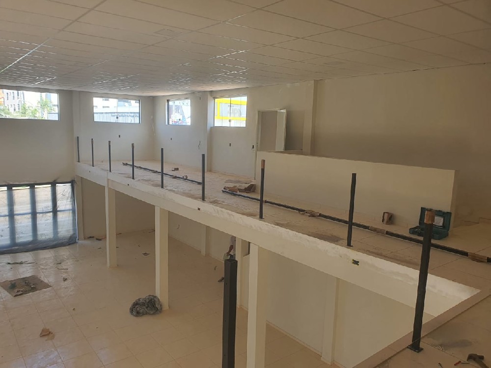 Prédio comercial na marginal