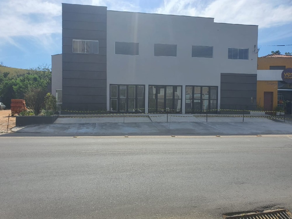 Prédio comercial na marginal