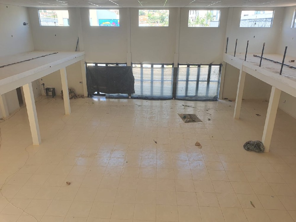 Prédio comercial na marginal