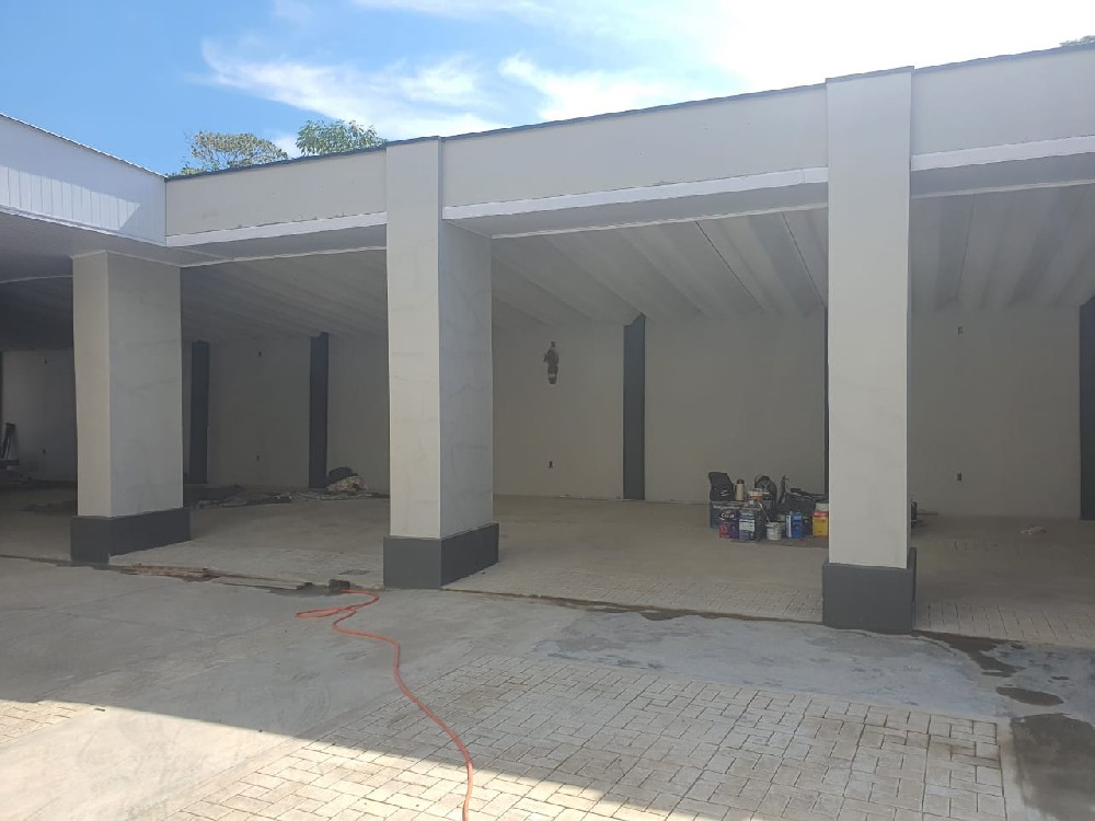 Prédio comercial na marginal