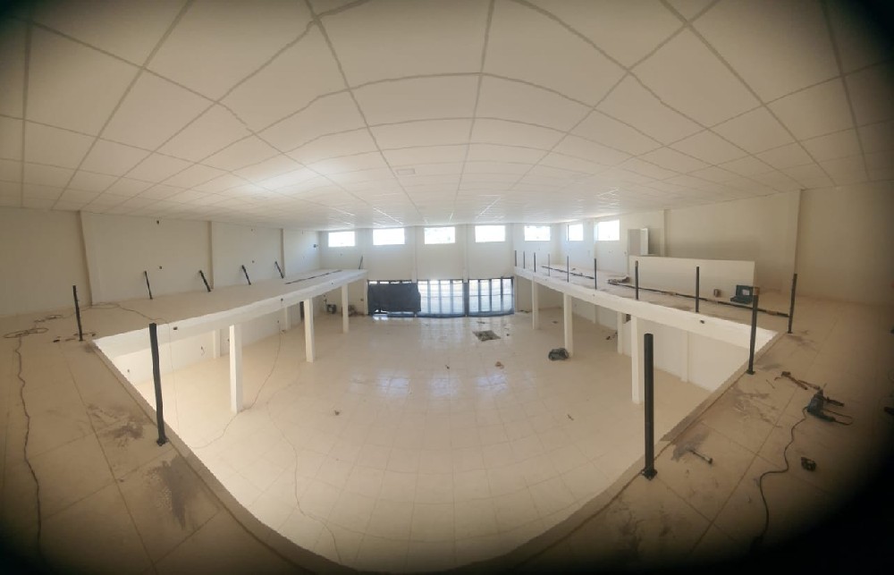 Prédio comercial na marginal
