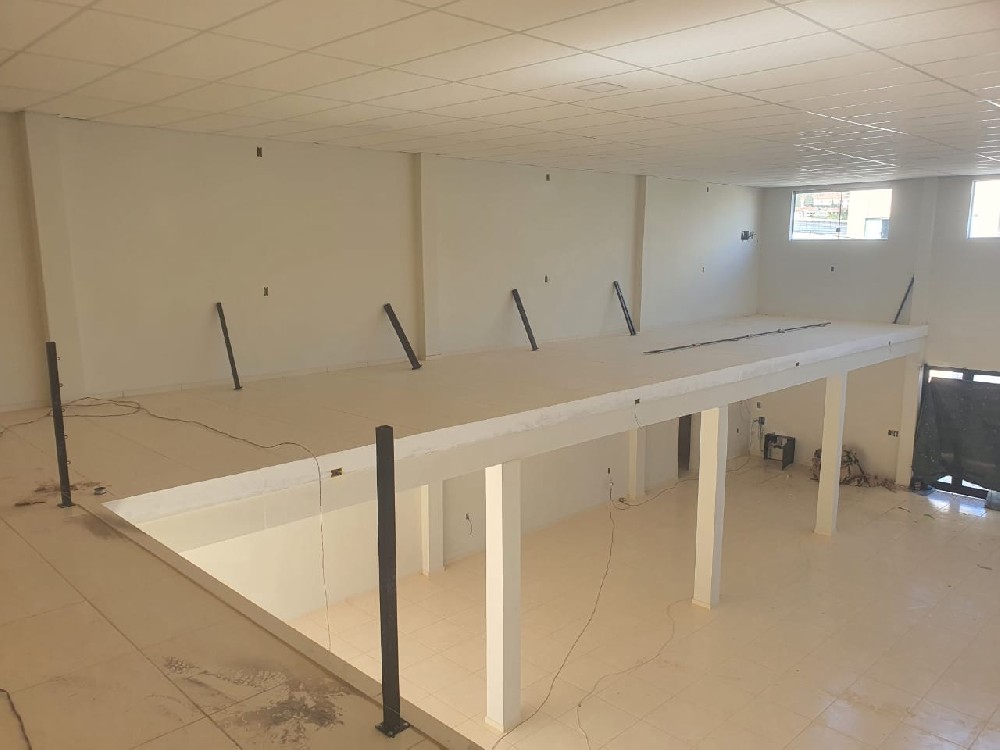 Prédio comercial na marginal