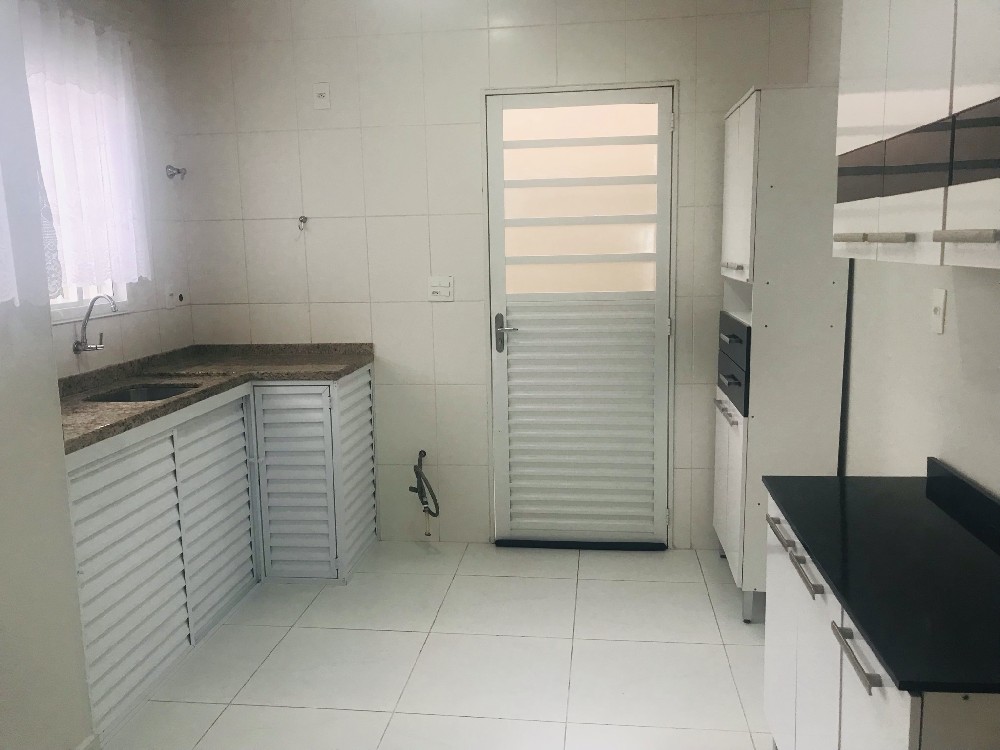 CASA PARA ALUGAR EM CONDOMÍNIO 